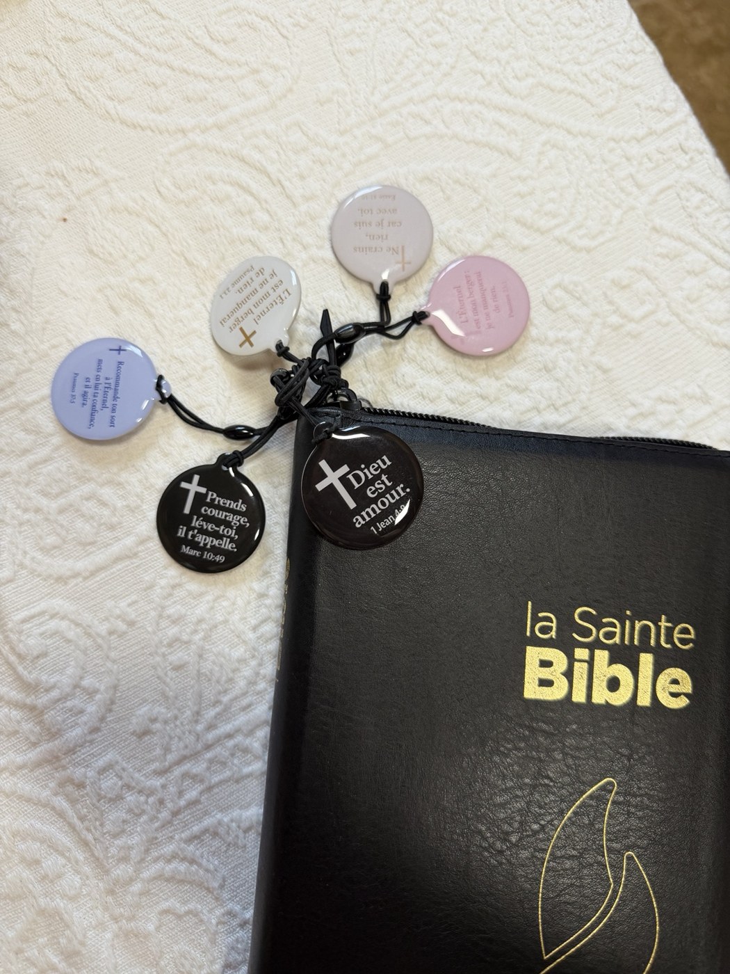 Badges NFC avec versets bibliques et Bible